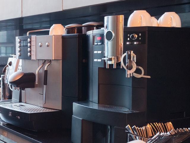 Auf dem Bild sind zwei verschiedene Kaffeevollautomaten zu sehen