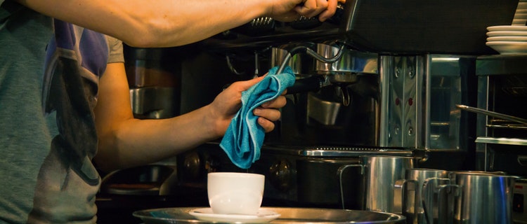 Kaffeevollautomaten entkalken – 3 Tipps vom Profi