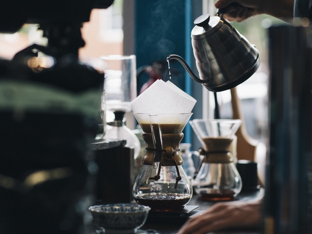 Zubereitung eines Cold Brew Kaffees in einer trichterförmigen Karaffe