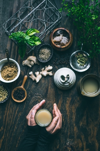 Verschiedene Schälchen und Tassen mit Superfood