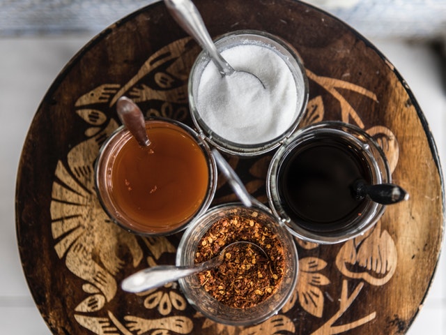 Gläser mit Kaffee, Zucker und einer arabischen Gewürzmischung für den Kaffee auf einem Tablett 