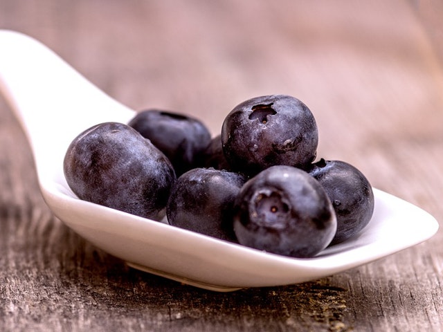 Bluebery Mint Coffee Blaubeeren auf einem weißen Porzellan-Löffel