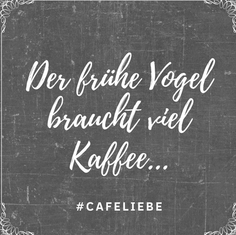 Tafel mit dem Spruch: Der frühe Vogel braucht viel Kaffee