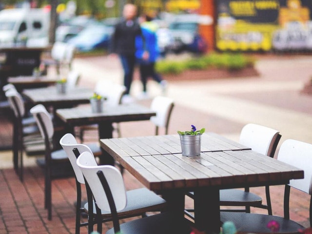 Tische und Stuehle im Cafe