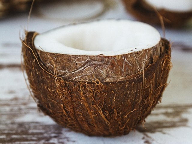 Coconut Moccacino Zwei Kokosnuss-Schalten die ineinander gestülpt sind