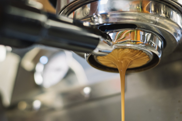 Feinster Kaffee kommt aus der Kaffeemaschine.