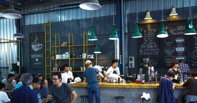 Industrial Chic Restaurant im Cafeteria-Stil mit minimalistischer Einrichtung
