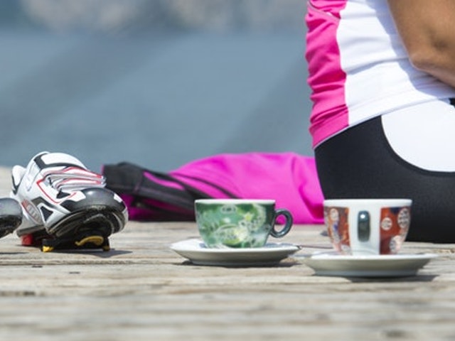 Person die eine kleine Kaffeepause beim Sport einlegt