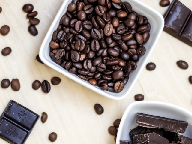 Kaffeebohnen und Schokolade auf einem Tisch