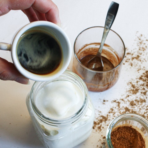 Doppelter Espresso der in die aufgeschäumte Milch gegeben wird